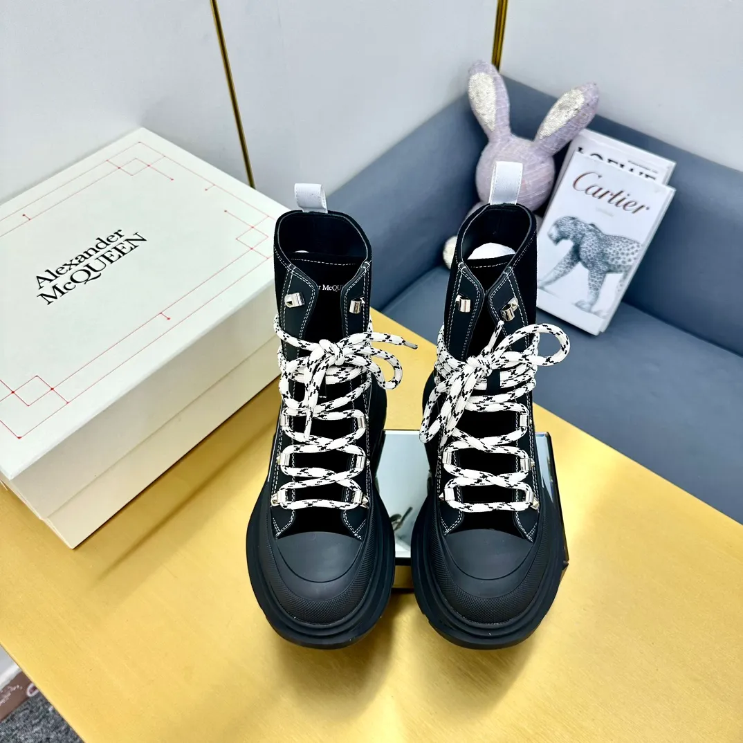 👟👟Ex-factory price 680👟👟 Alexander McQueen's latest thick-soled Martin boots, original 1:1 development, outsole original open-film TPU sole, fabric full-grain cowhide + high mercerized cowhide, lining sheepskin original hardware carabiner bottom height 5cm Size: #35-40 39-45